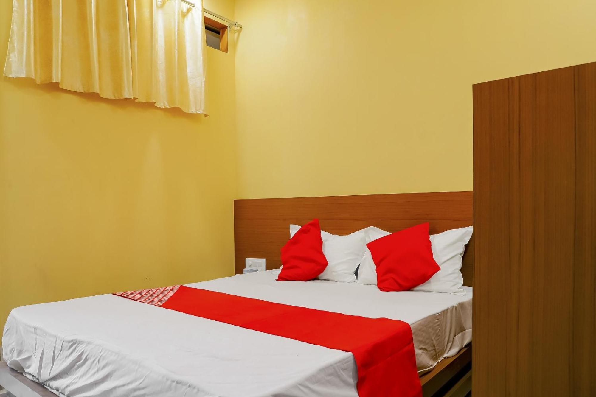 Oyo Hotel Shree Krishna Inn Rooms Surat Exterior photo