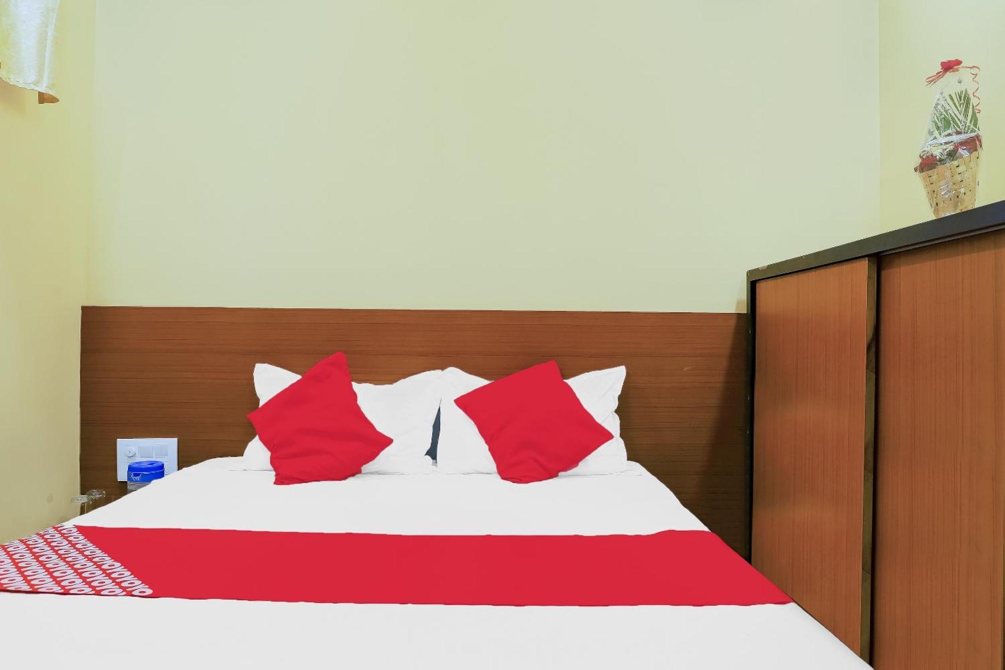 Oyo Hotel Shree Krishna Inn Rooms Surat Exterior photo